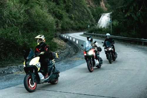 https://tinhot24h.vercel.app/toi-lai-xe-230-km-tren-duong-truong-son-tay-khong-bong-nguoi.html